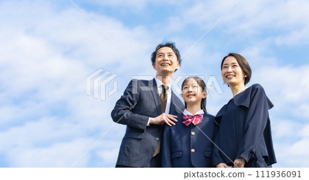 Parent and child looking up at the blue sky 111936091