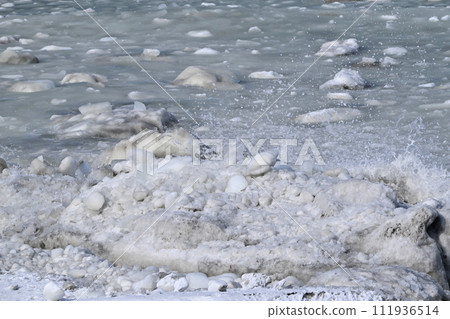 流冰被海浪擊碎 111936514