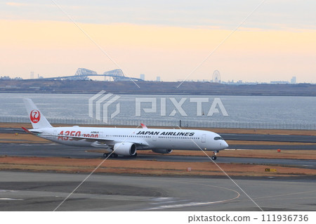 一架新客機駛向跑道 一架新客機駛向跑道 111936736