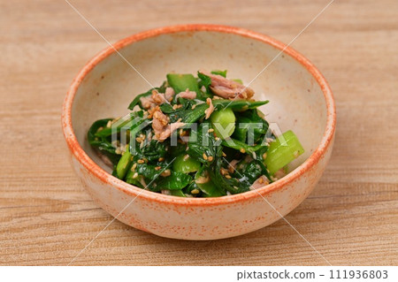 A Japanese dish of komatsuna and canned tuna. 111936803