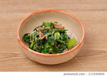 由小松魚和鮪魚罐頭製成的日本料理。 111936804