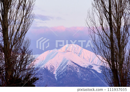 Tokachidake mountain range seen from Biei Shinei Hill in early spring 111937035
