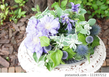 紫色花朵的花環 111937212