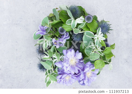 紫色花朵的花環 111937213