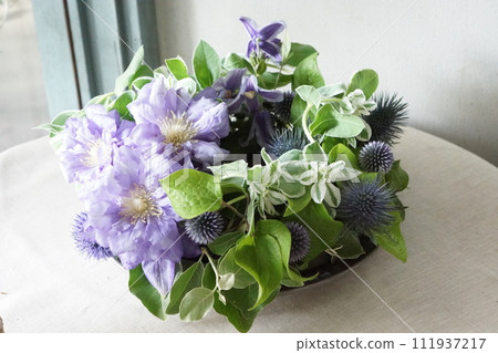 紫色花朵的花環 紫色花朵的花環 111937217