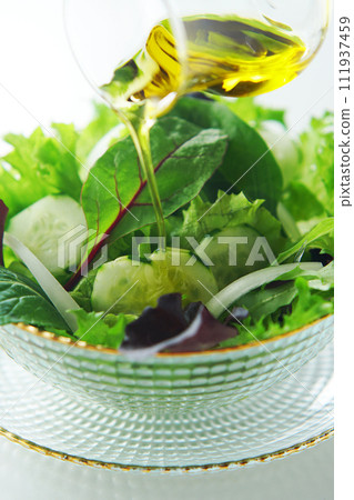將橄欖油倒在蔬菜沙拉上 111937459