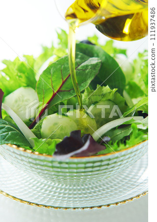 將橄欖油倒在蔬菜沙拉上 111937486