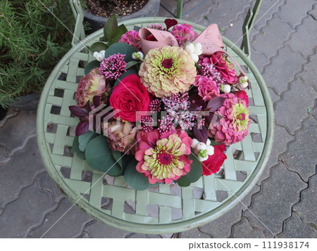 Autumn minimal arrangement centered around zinnias 111938174
