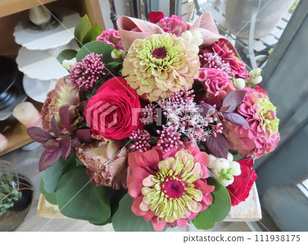 Autumn minimal arrangement centered around zinnias 111938175