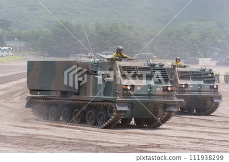 陸上自衛隊多管火箭系統MLRS參加閱兵式 111938299