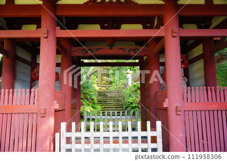 [Kamakura/Kokedera] Myohoji is a moss temple in Kamakura with a vermilion painted Niomon gate. You can feel the history in the moss stairs. 111938306