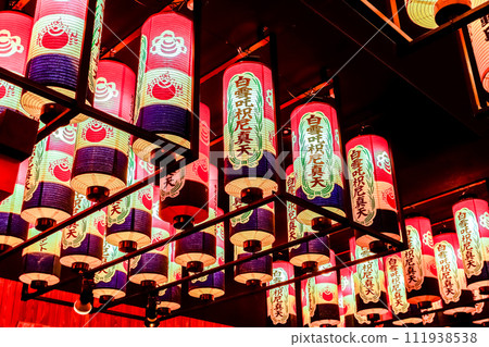 Many white lanterns hanging from the ceiling of Osu Manshoji Temple 111938538