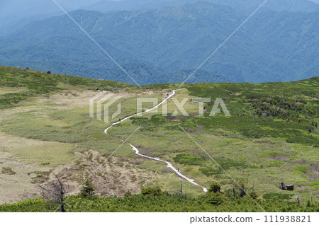 在通往白山室堂的山路上,從五代坂眺望彌陀原 在通往白山室堂的山路上,從五代坂眺望彌陀原 111938821