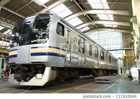 E217 系列與成田機場顯示器停在停車場(正面為舊顏色,側面為新顏色) E217 系列與成田機場顯示器停在停車場(正面為舊顏色,側面為新顏色) 111938884