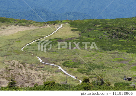 在通往白山室堂的山路上，從五代坂眺望彌陀原 111938906