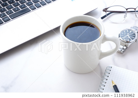 一邊喝咖啡一邊在筆記本電腦上辦公的圖片 一邊喝咖啡一邊在筆記本電腦上辦公的圖片 111938962