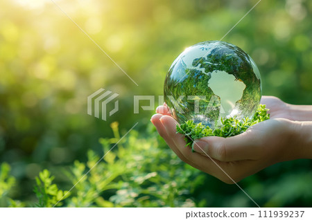 手裡拿著玻璃地球儀的生態影像 111939237