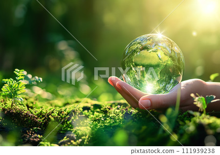 手裡拿著玻璃地球儀的生態影像 111939238