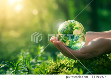 手裡拿著玻璃地球儀的生態影像 111939240