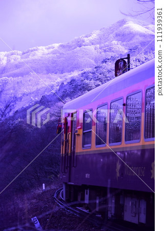 群馬鐵道沿著山谷行駛 111939361