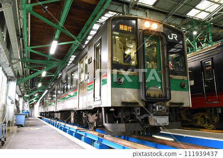 701 series train stopping at the depot (inawashiro display) 111939437