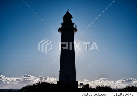 冬日的低照和海角上的燈塔 111939473