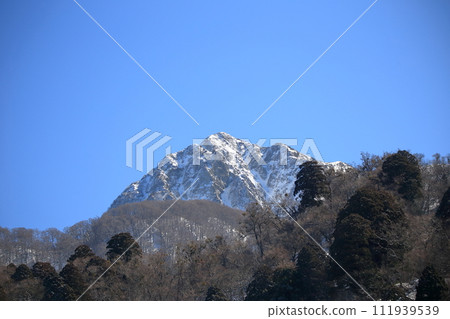 Snowy Mt. Hoki Daisen in Tottori Prefecture with a wide blue sky 111939539