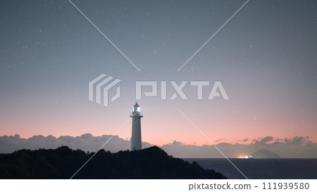 津木崎燈塔與黎明時分的星空 111939580