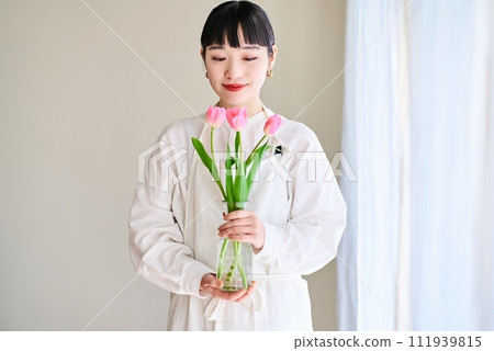 有花瓶的年輕女子 有花瓶的年輕女子 111939815