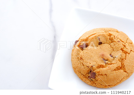 白盤上的巧克力餅乾 白盤上的巧克力餅乾 111940217