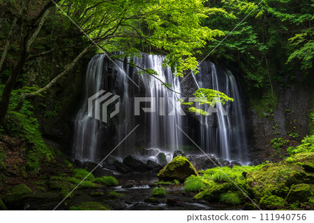 新鮮的綠色Totsawa Fudo瀑布 111940756