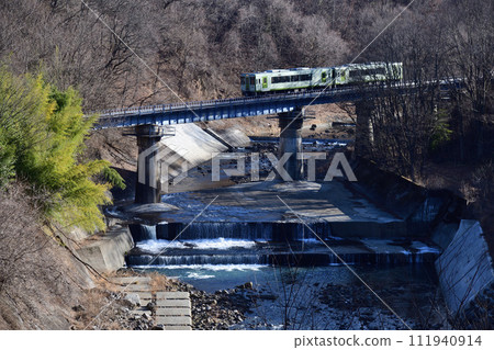 Koumi Line local train crossing the Chikuma River bridge 111940914