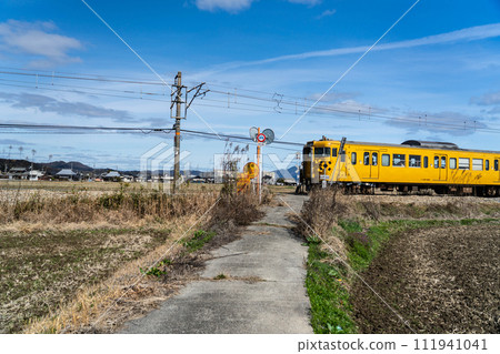 4級鐵路道口 赤穗線21丁目鐵路道口及開往岡山縣瀨戶內市總社奧町方向的普通電車1號 111941041