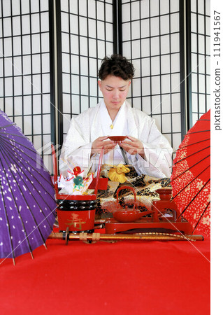 A silver and white men's hakama with a stylish long haori, an adult man wearing a crested hakama, a coming-of-age ceremony location shoot A silver and white men's hakama with a stylish long haori, an adult man wearing a crested hakama, a coming-of-age ceremony location shoot 111941567