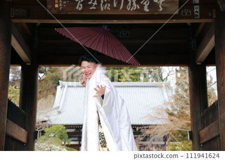A silver and white men's hakama with a stylish long haori, an adult man wearing a crested hakama, a coming-of-age ceremony location shoot A silver and white men's hakama with a stylish long haori, an adult man wearing a crested hakama, a coming-of-age ceremony location shoot 111941624