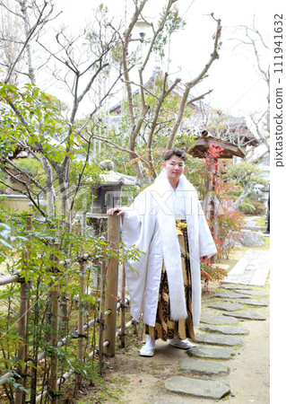 A silver and white men's hakama with a stylish long haori, an adult man wearing a crested hakama, a coming-of-age ceremony location shoot A silver and white men's hakama with a stylish long haori, an adult man wearing a crested hakama, a coming-of-age ceremony location shoot 111941632