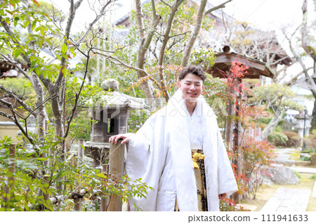 A silver and white men's hakama with a stylish long haori, an adult man wearing a crested hakama, a coming-of-age ceremony location shoot A silver and white men's hakama with a stylish long haori, an adult man wearing a crested hakama, a coming-of-age ceremony location shoot 111941633