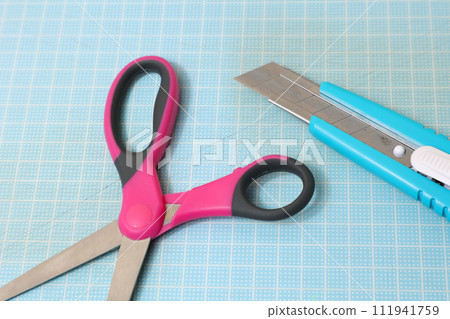 scissors, cutter, knife, cut, tool, stationery, stationery, cutting edge, blade, scissors, hand, craft, cutlery, cut 111941759