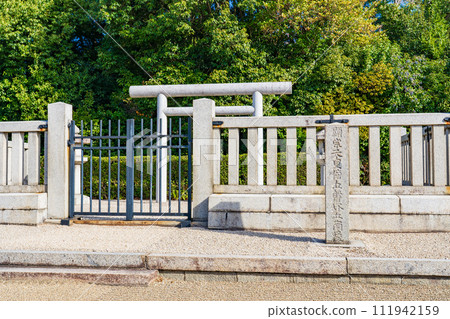 Kashiba City, Nara Prefecture, the 23rd Emperor Kenso's Southern Mausoleum of Iwaza Hill 111942159