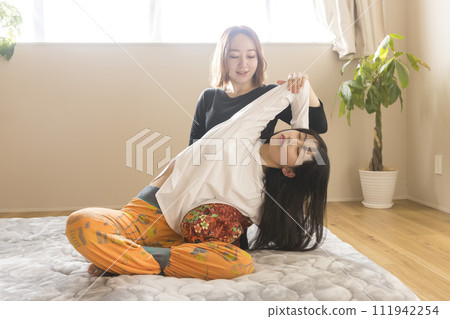 泰式傳統按摩形象 111942254