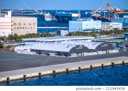 日本橫濱城市景觀大黑碼頭客輪碼頭和汽車運輸船視圖（背面）（海上 Aqua Line） 111942456