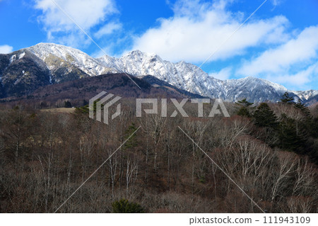 白雪皚皚的八岳和寒冷的高原 111943109