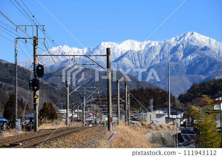 白雪皚皚的中央阿爾卑斯山和中央西線鐵路 111943112