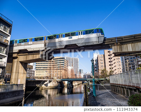 芝浦運河上單軌電車行駛的景色 111943374