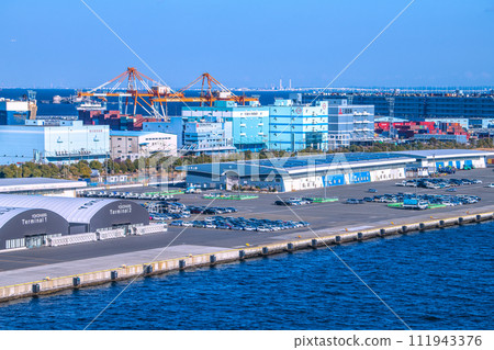 日本橫濱市景 大黑碼頭客輪碼頭、汽車運輸船（左後）等景觀（海上的 Aqua Line） 111943376