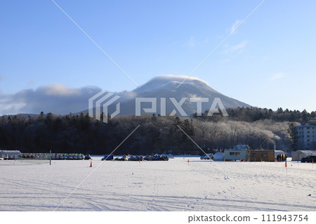 冬天從阿寒湖上看到的大寒岳 冬天從阿寒湖上看到的大寒岳 111943754