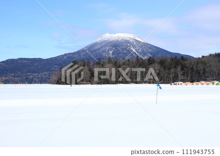 冬天從阿寒湖上看到的大寒岳 111943755