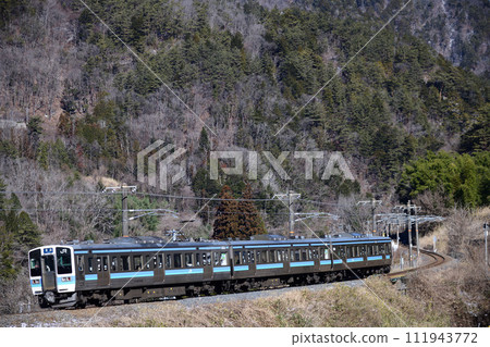穿越木曾山的中央本線211系列車 111943772