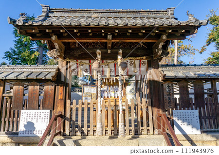 大阪府高槻市宮野川原元町的上福神社(服部姓氏的發祥地)中門(神門) 大阪府高槻市宮野川原元町的上福神社(服部姓氏的發祥地)中門(神門) 111943976