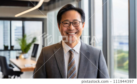 中年男子在辦公室微笑 111944397